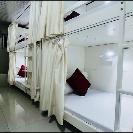 Qubestay Airport Capsule Hotel & Hostel Bombaim Exterior foto