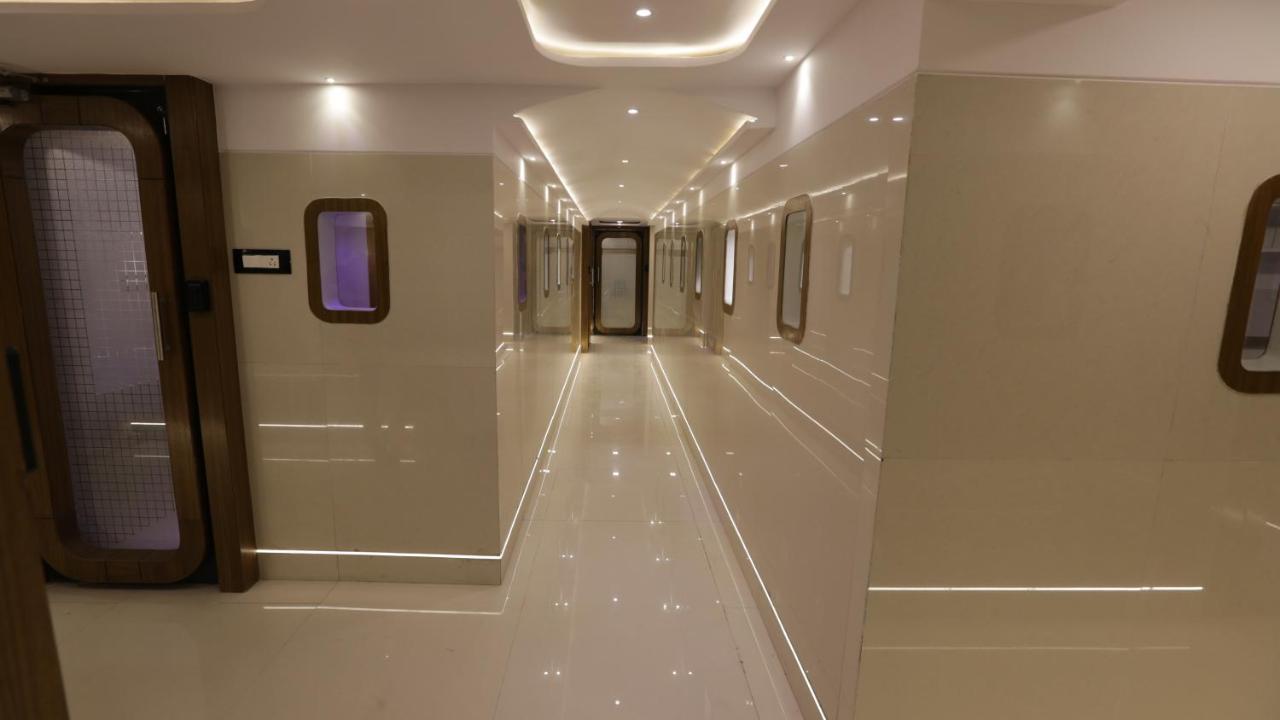 Qubestay Airport Capsule Hotel & Hostel Bombaim Exterior foto