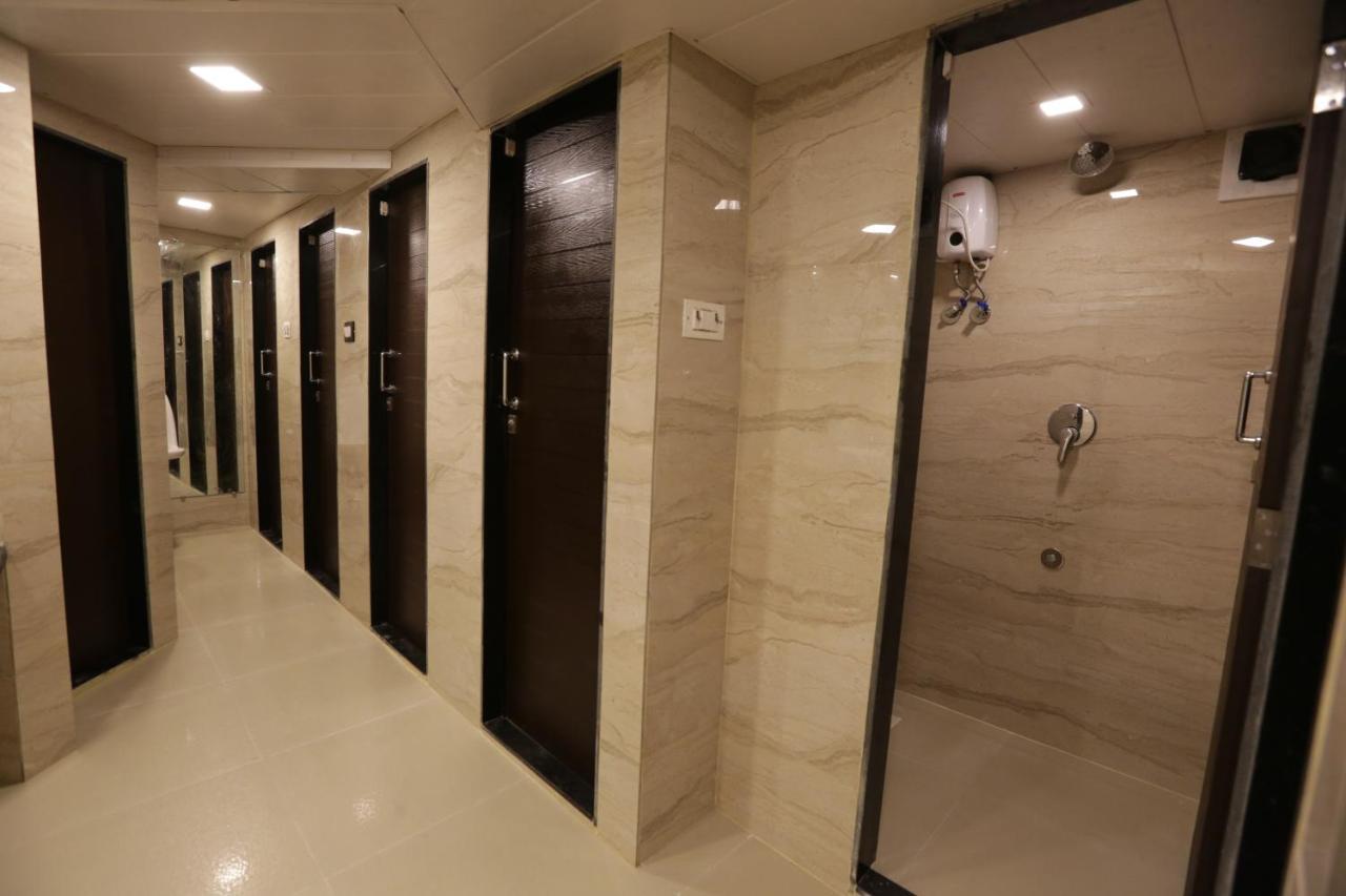 Qubestay Airport Capsule Hotel & Hostel Bombaim Exterior foto