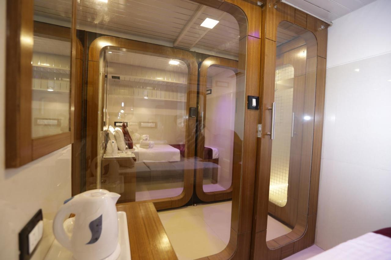 Qubestay Airport Capsule Hotel & Hostel Bombaim Exterior foto