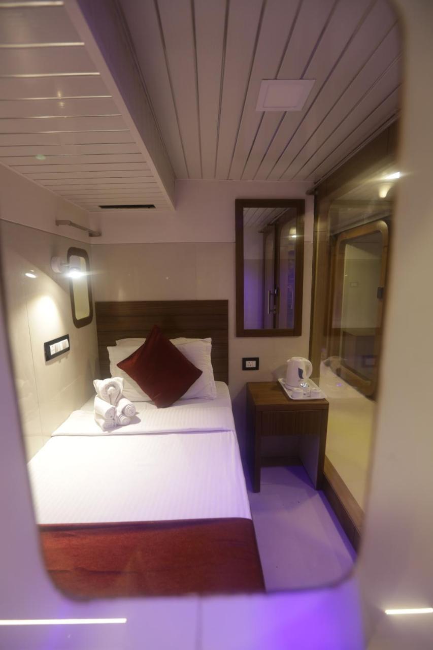Qubestay Airport Capsule Hotel & Hostel Bombaim Exterior foto