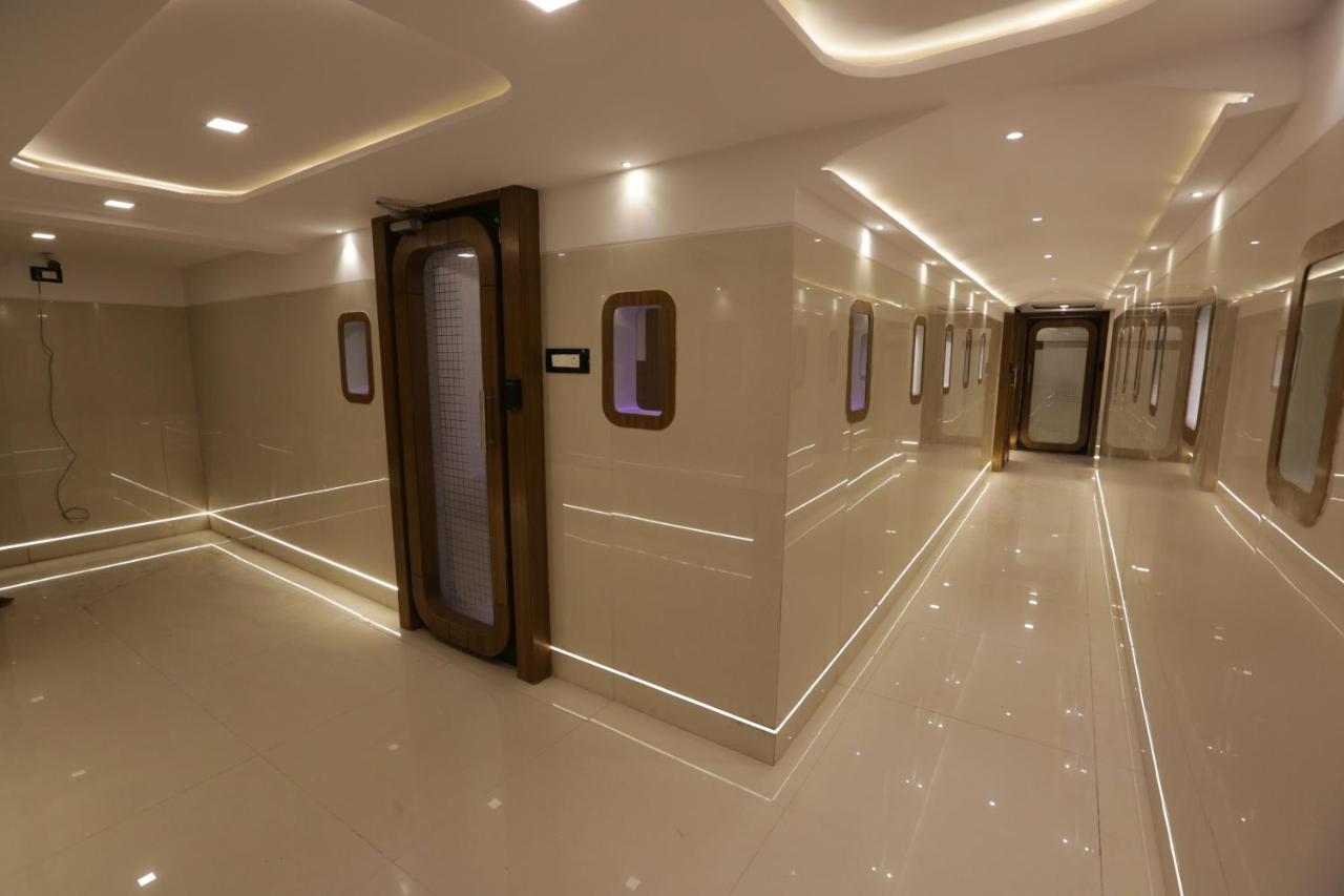 Qubestay Airport Capsule Hotel & Hostel Bombaim Exterior foto