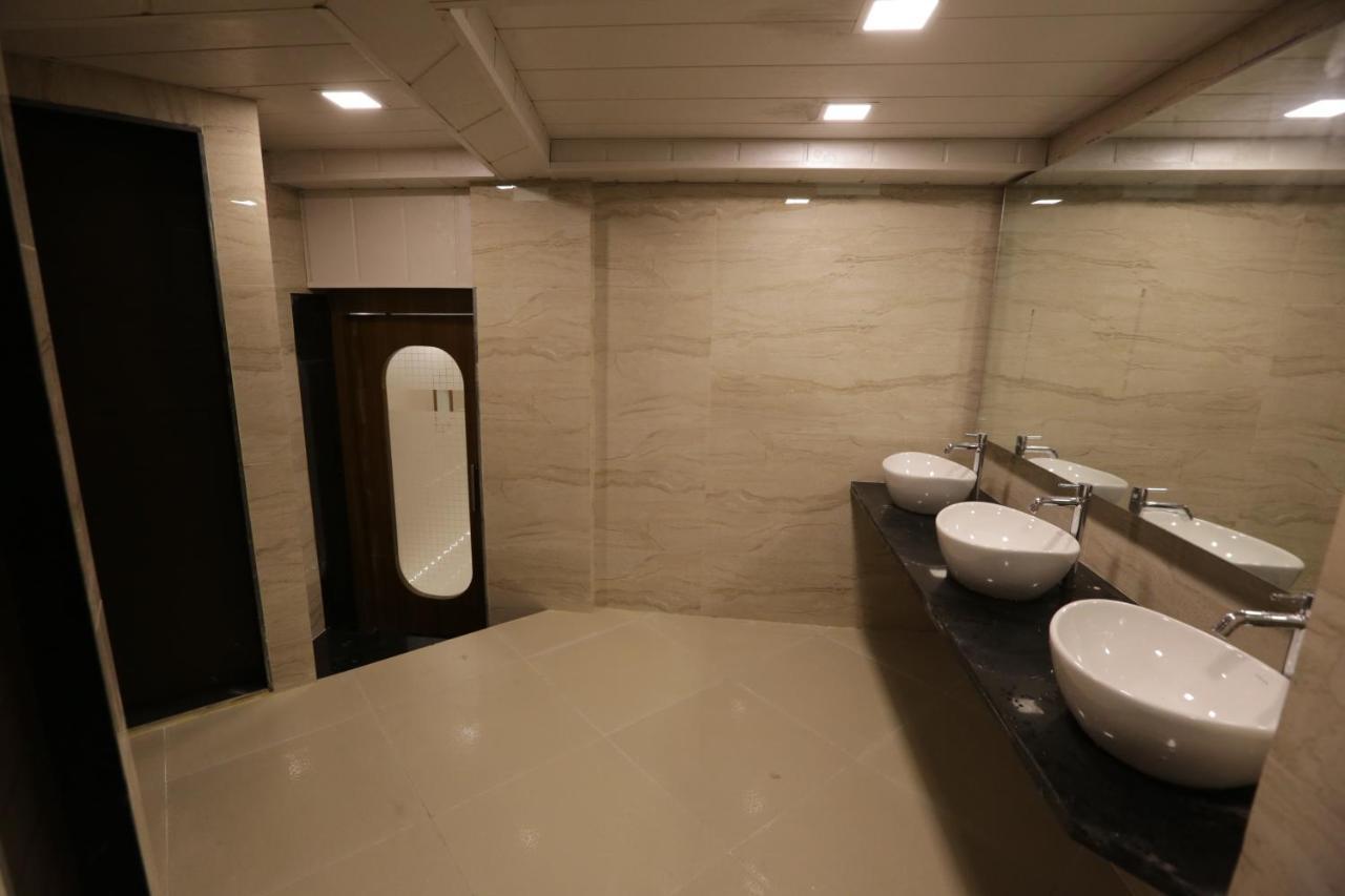 Qubestay Airport Capsule Hotel & Hostel Bombaim Exterior foto