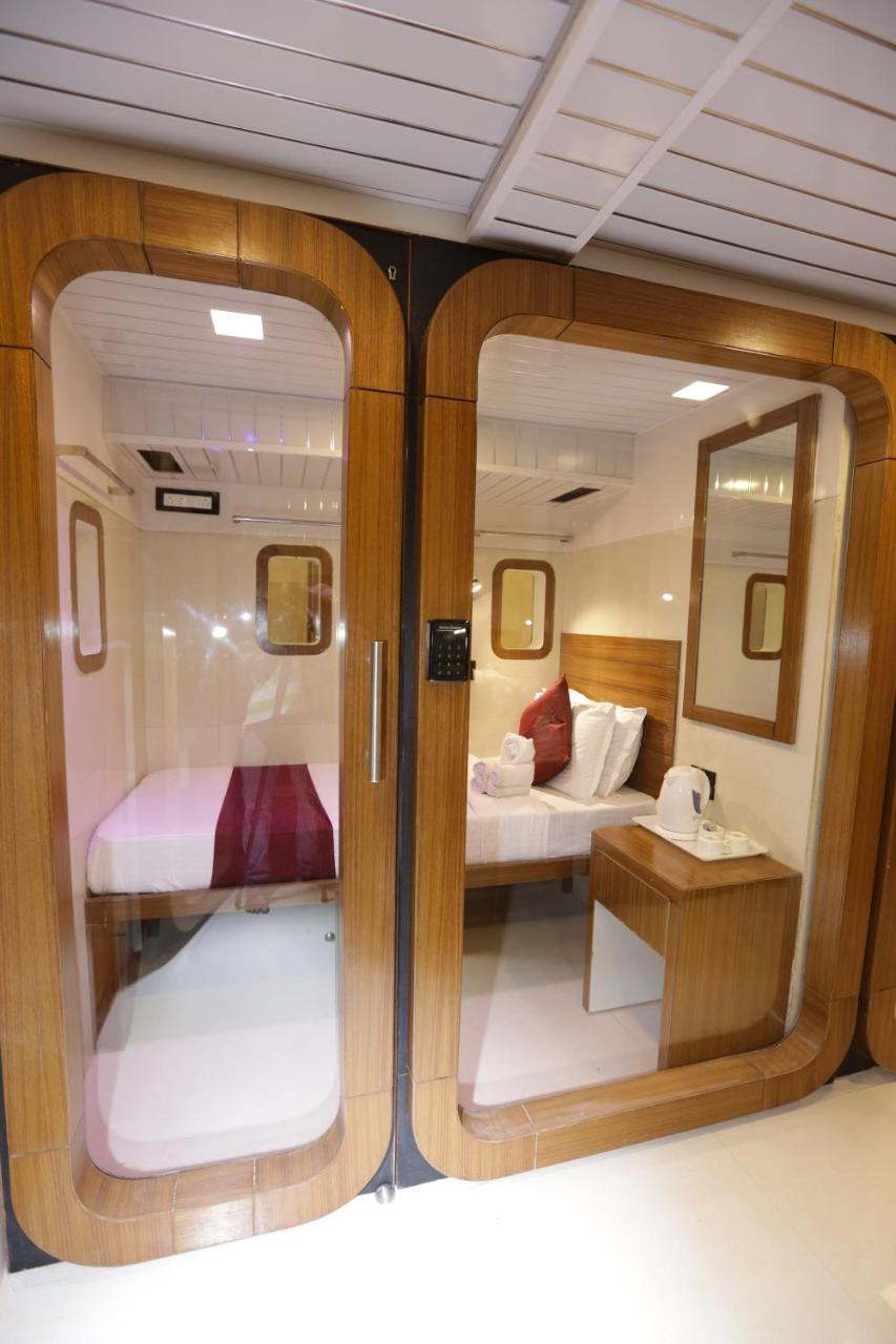 Qubestay Airport Capsule Hotel & Hostel Bombaim Exterior foto
