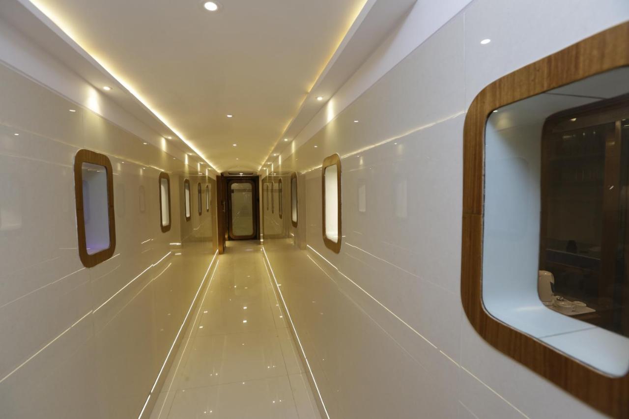 Qubestay Airport Capsule Hotel & Hostel Bombaim Exterior foto
