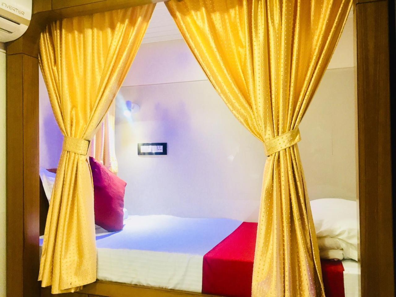 Qubestay Airport Capsule Hotel & Hostel Bombaim Exterior foto