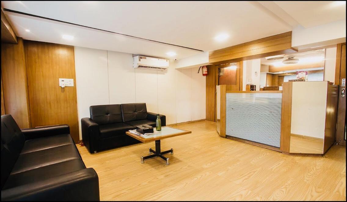 Qubestay Airport Capsule Hotel & Hostel Bombaim Exterior foto