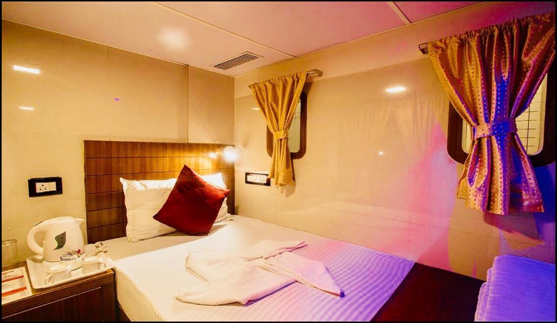 Qubestay Airport Capsule Hotel & Hostel Bombaim Exterior foto