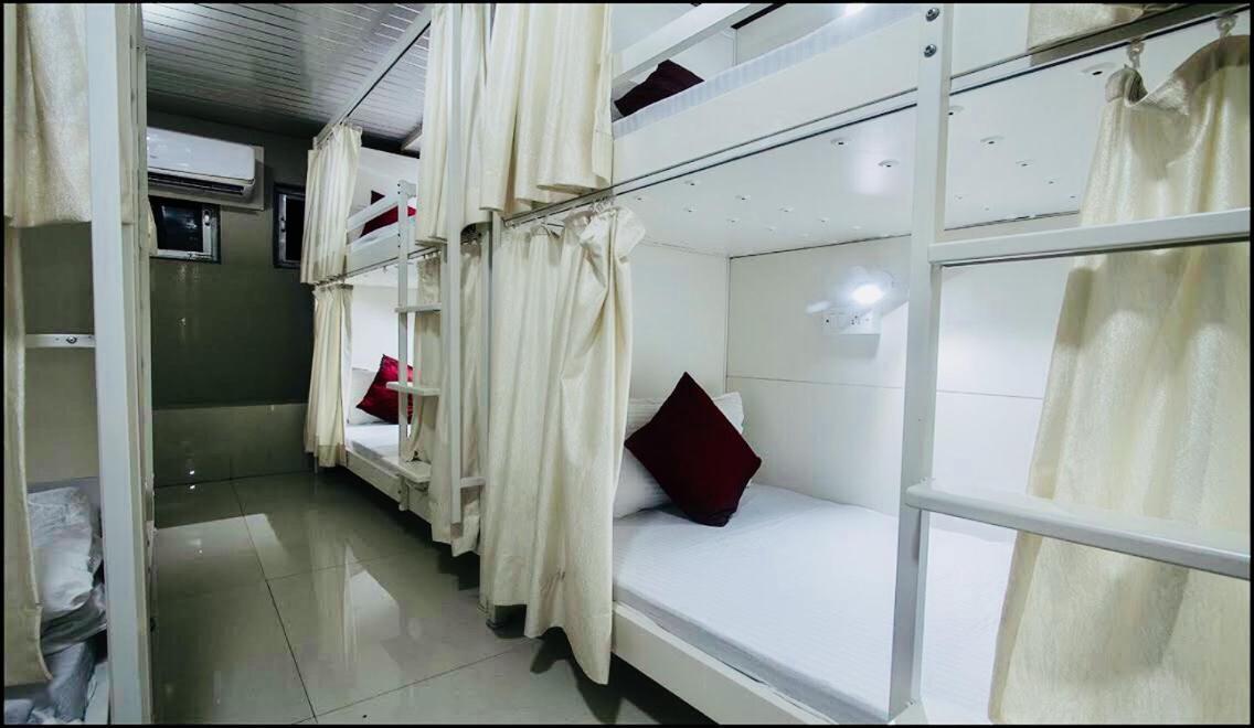 Qubestay Airport Capsule Hotel & Hostel Bombaim Exterior foto
