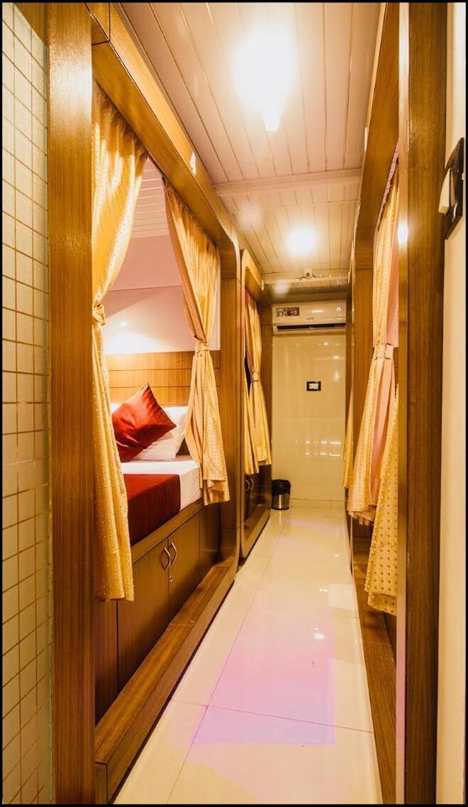 Qubestay Airport Capsule Hotel & Hostel Bombaim Exterior foto