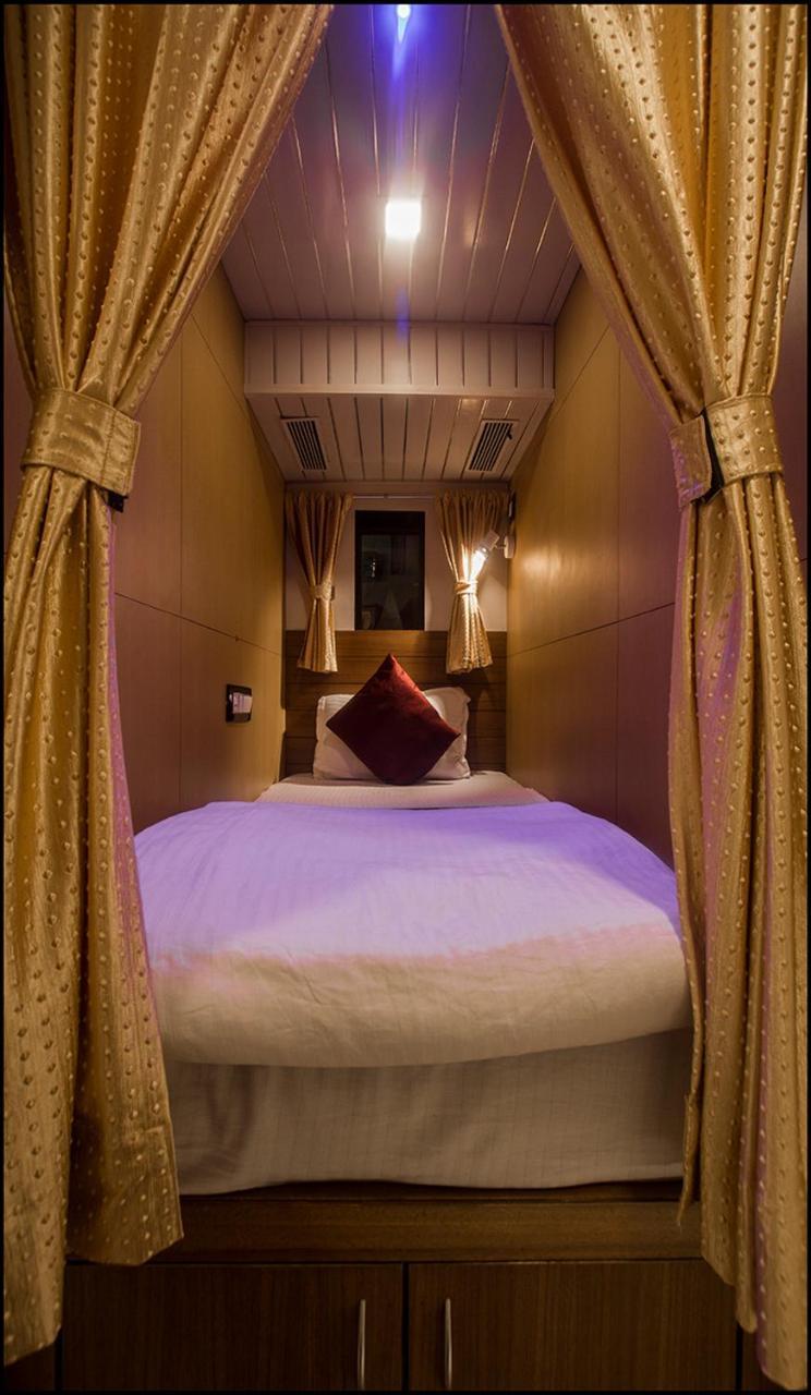 Qubestay Airport Capsule Hotel & Hostel Bombaim Exterior foto