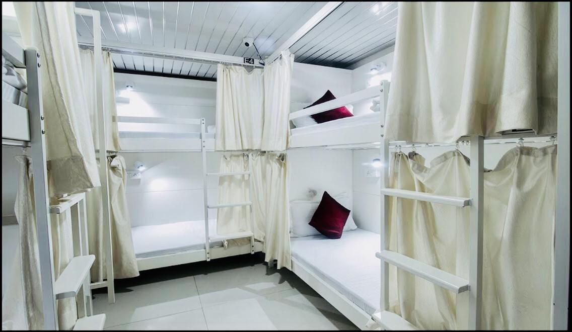 Qubestay Airport Capsule Hotel & Hostel Bombaim Exterior foto